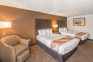 Postel nebo postele na pokoji v ubytování Quality Inn & Suites Downtown Walla Walla