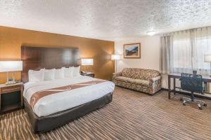 Postel nebo postele na pokoji v ubytování Quality Inn & Suites Downtown Walla Walla