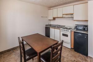 Kuchyň nebo kuchyňský kout v ubytování Quality Inn & Suites Downtown Walla Walla