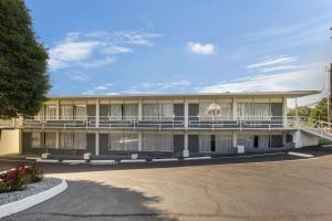 een groot gebouw met balkons en een parkeerplaats bij Econo Lodge Fort Knox in Radcliff