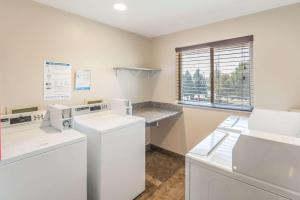 Kuchyň nebo kuchyňský kout v ubytování Quality Inn & Suites Downtown Walla Walla