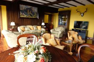 een woonkamer met een tafel en stoelen bij El Barranco de Miraflores in Miraflores de la Sierra
