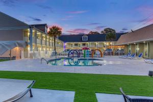 un edificio con piscina e parco giochi di Quality Inn & Suites a Pawleys Island