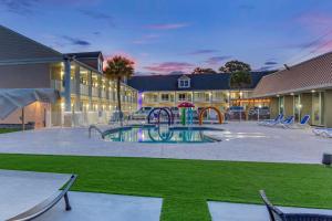 un bâtiment avec une piscine et une aire de jeux dans l'établissement Quality Inn & Suites, à Pawleys Island