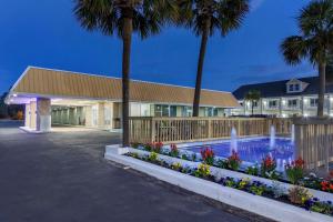 Piscina di Quality Inn & Suites o nelle vicinanze