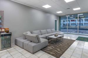 Area soggiorno di Quality Inn & Suites