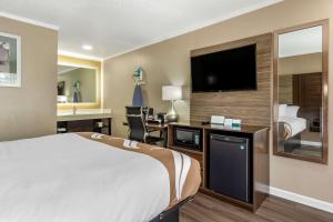 Letto o letti in una camera di Quality Inn & Suites