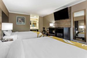 Letto o letti in una camera di Quality Inn & Suites
