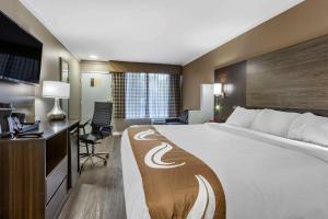 Letto o letti in una camera di Quality Inn & Suites
