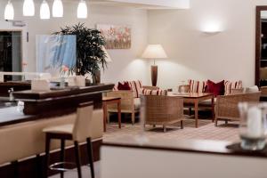 ein Esszimmer mit Stühlen und einem Tisch in der Unterkunft Hotel Summerhof in Bad Griesbach