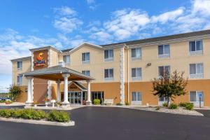 a front view of a hotel with a parking lot at Comfort Suites Escanaba in Escanaba