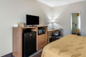 Kuchyň nebo kuchyňský kout v ubytování Quality Inn Brunswick