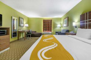 Postel nebo postele na pokoji v ubytování Quality Inn Brunswick