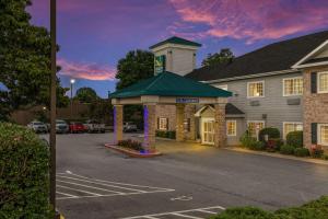 a inn with a parking lot in front of it at Quality Inn & Suites Hendersonville - Flat Rock in Flat Rock