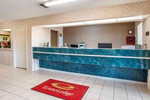 De lobby van een restaurant met een toonbank. bij Econo Lodge Pearl - Jackson in Pearl +23 foto's
