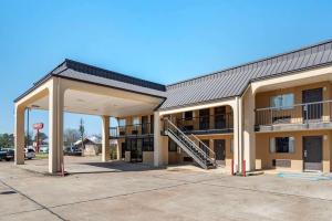 een groot gebouw met een trap ervoor bij Econo Lodge Pearl - Jackson in Pearl