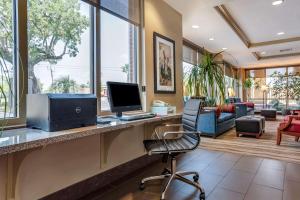 una oficina con escritorio, ordenador y silla en Comfort Suites Biloxi/Ocean Springs, en Biloxi