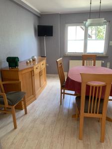 a room with a table and chairs and a kitchen at Fewo Greifenstein in Greifenstein