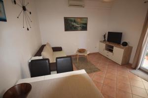 TV a/nebo společenská místnost v ubytování Cosy apartment 5min to beach Mirela Borik