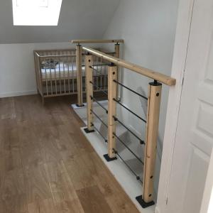 komplet schodów w pokoju z łóżeczkiem dziecięcym w obiekcie Gîte Côté Prairie classé 4 etoiles w mieście Épagne-Épagnette