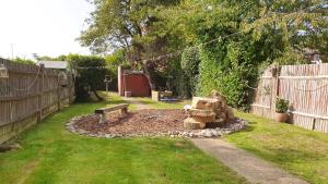 un jardín con un banco en un patio en love-lyph stays, en Watford