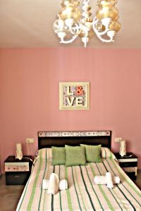 a bedroom with a large bed with two white towels at Casa Rural Bekirent in Bocairent