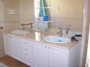 un bagno con due lavandini e due specchi di Gîte Etchegoyhen a Lacarry-Arhan-Charritte-de-Haut