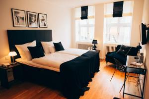 1 dormitorio con 1 cama grande y 1 silla en Boutique Hotel Classico Bremen, en Bremen