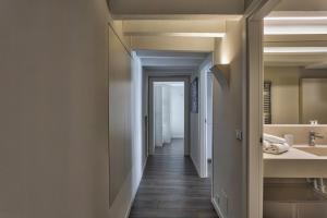 przedpokój łazienki z umywalką i lustrem w obiekcie Boutique Apartment in Via Roma by Wonderful Italy w Genui