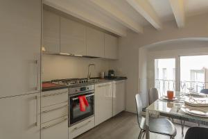 Kuchnia lub aneks kuchenny w obiekcie Boutique Apartment in Via Roma by Wonderful Italy