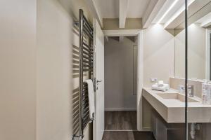 Łazienka w obiekcie Boutique Apartment in Via Roma by Wonderful Italy