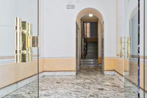 korytarz budynku ze szklanymi drzwiami w obiekcie Boutique Apartment in Via Roma by Wonderful Italy w Genui