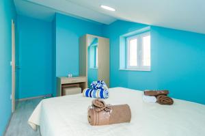 um quarto azul com uma cama com dois sacos em Apartments Donita em Slano