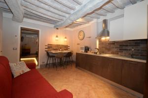 O bucătărie sau chicinetă la La Rughetta Guest House +23 fotografii