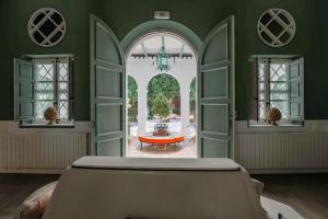 a room with an arched doorway with a table in it at Maison San Alfredo B&B in El Puig