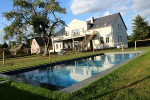 a house with a swimming pool in front of a house at 9-Personen-Fewo - viel Platz für Familien, Gruppen & Seminare in Buchholz