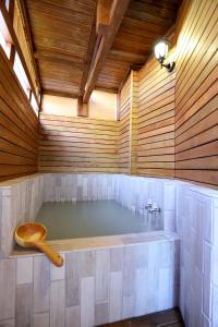 Baðherbergi á Phoenix Pavilion Hot Spring Hotel