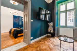 Charles Bridge Suite by Riverside房間的床