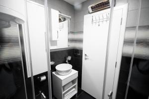 małą łazienkę z toaletą i umywalką w obiekcie Apartmani Stančić w mieście Banja Koviljača