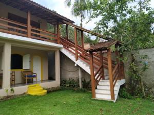 uma casa com uma escada que leva até ela em Estalagem São Gonçalo em Tarituba