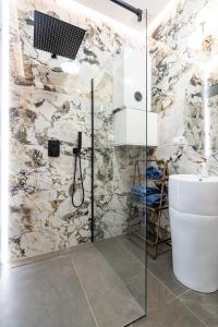 y baño con ducha y lavamanos. en Charles Bridge Suite by Riverside, en Praga