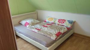 uma pequena cama com duas almofadas em cima em Ferienwohnung Fusi em Amberg