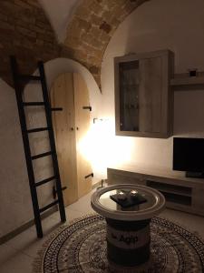 een kamer met een vat, een ladder en een tafel bij Da Vito e Lucia, trilocale in centro storico in Vasto