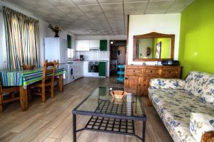 sala de estar con sofá y mesa en Casa Capitan con vista mar en Arona