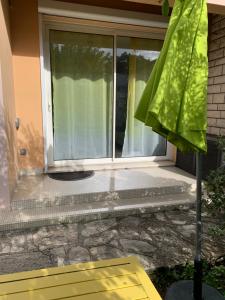 uma porta da frente de uma casa com uma janela em Lilas em Pessac