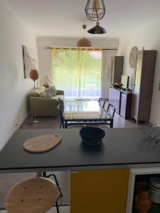 een keuken en een woonkamer met een zwart aanrecht bij Lilas in Pessac