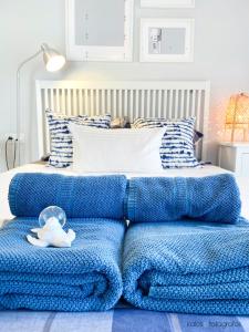 a bed with blue sheets and a blue blanket at Encantador apartamento junto al Mediterraneo by Hometels in Puerto de Sagunto