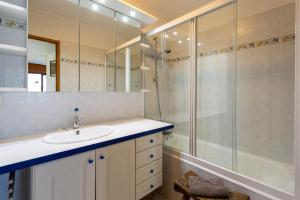 Koupelna v ubytování Le Brevent apartment -Chamonix All Year + 26 fotografií