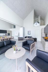 salon z niebieskimi kanapami i stołem w obiekcie Panorama boathouse w mieście Klaksvík