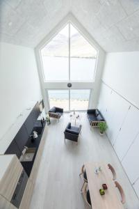 Cette suite dispose d'un salon avec une grande fenêtre. dans l'établissement Panorama boathouse, à Klaksvík